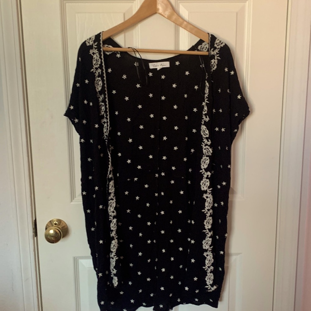 Black sleeveless kimono with white simple flowers from Love Tree